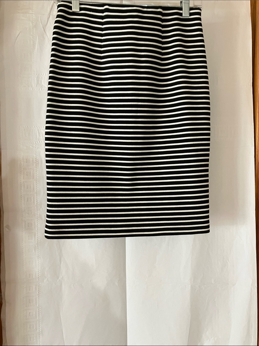 Loft Women’s Black & White Striped XS NWT Midi Pencil Pull on Skirt - Picture 4 of 8